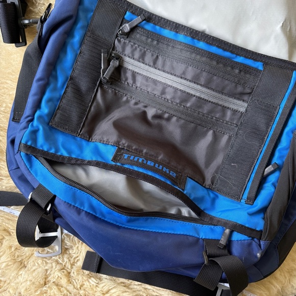 timbuk2 laptop bag command Travel-Friendly Backpack, Midway  Luggage pass through for attaching to your wheelie companion Timbuk2 Command TSA-Friendly Messenger 22